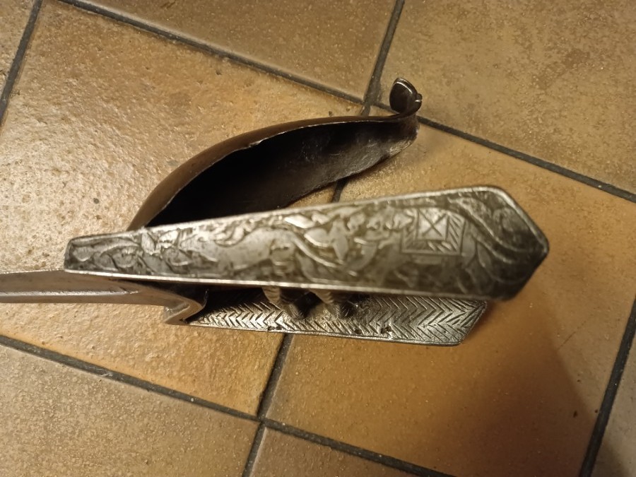 Discover the history & artistry of the 18th-19th century Hooded Punch-Dagger from South India. Dive into its specifications and order your Katar today!