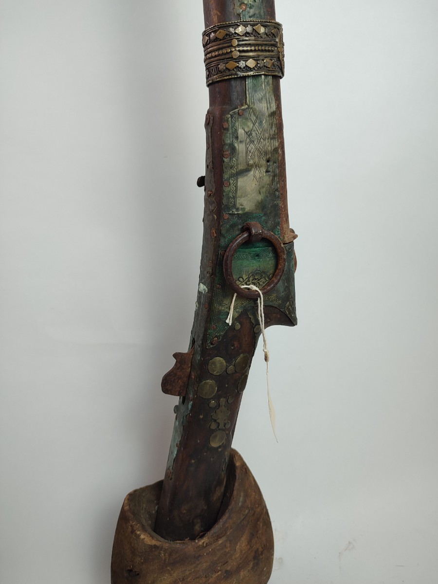 Dive into history with our unique Yemenese musket from Howat, just 30m from Sanaa. Formerly owned in the 1980s and measures 145cm. Explore and buy now!