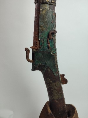 Dive into history with our unique Yemenese musket from Howat, just 30m from Sanaa. Formerly owned in the 1980s and measures 145cm. Explore and buy now!