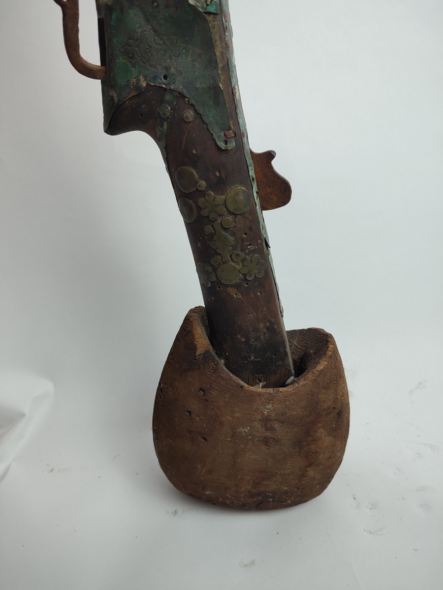 Dive into history with our unique Yemenese musket from Howat, just 30m from Sanaa. Formerly owned in the 1980s and measures 145cm. Explore and buy now!