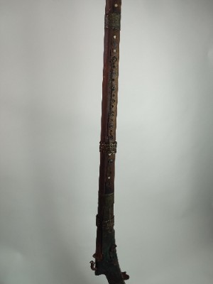 Dive into history with our unique Yemenese musket from Howat, just 30m from Sanaa. Formerly owned in the 1980s and measures 145cm. Explore and buy now!