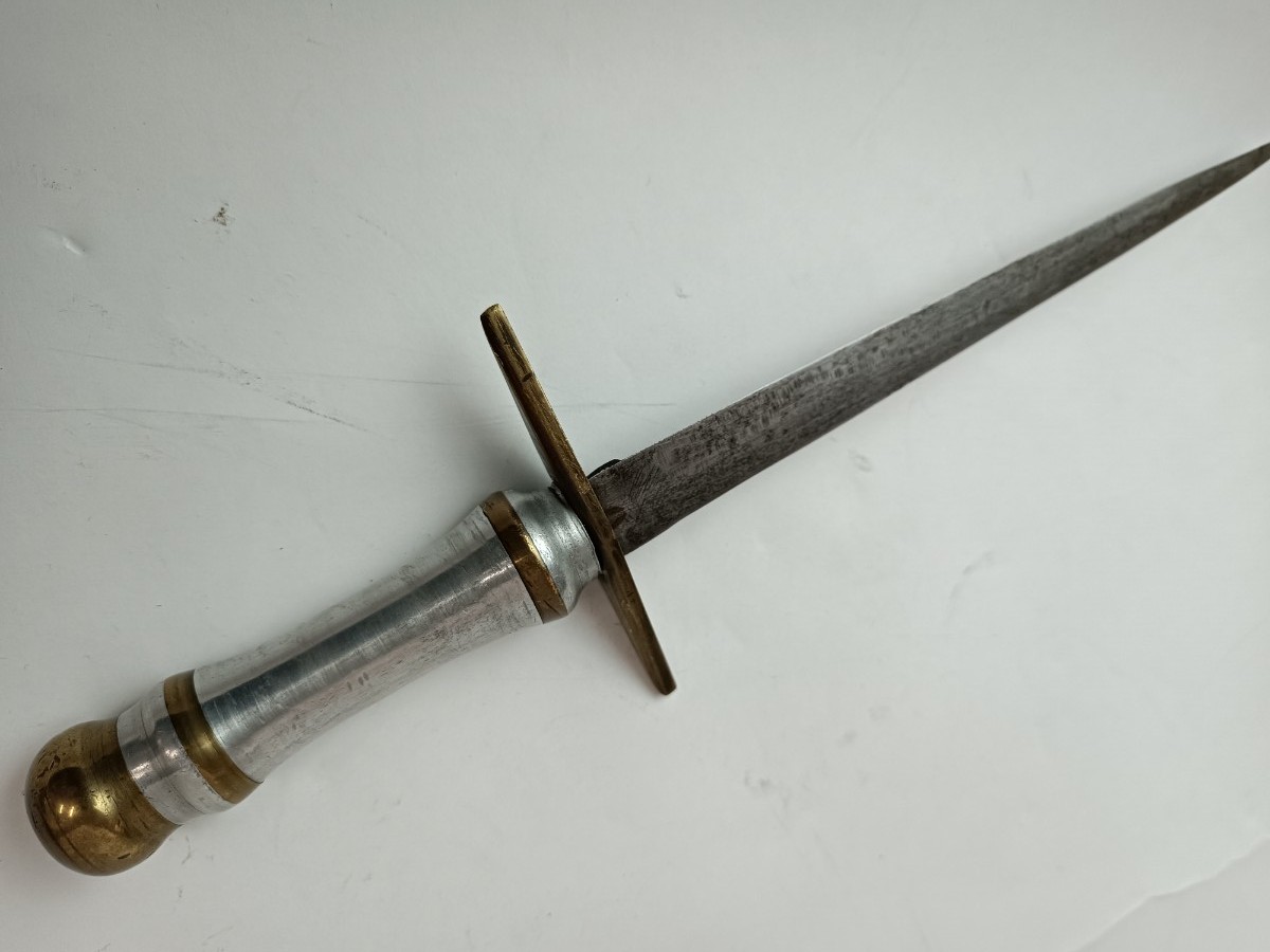 Discover our imitation Commando knife with a unique crucifix-styled crossguard. Expertly crafted, it's a must for collectors. Shop now and add it to your collection!