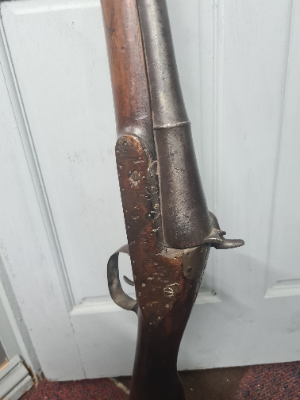 Discover our Indian 3 band percussion musket! Crudely made with a unique flared breech, 120cm long and a reliable mechanism. Don't wait, explore now!