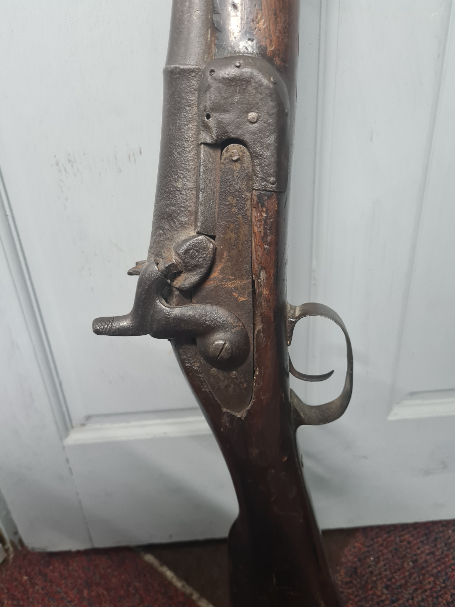 Discover our Indian 3 band percussion musket! Crudely made with a unique flared breech, 120cm long and a reliable mechanism. Don't wait, explore now!