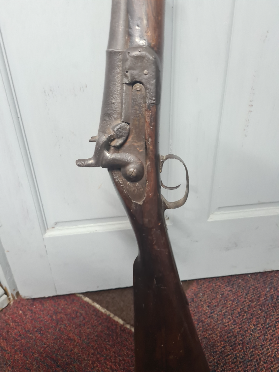 Discover our Indian 3 band percussion musket! Crudely made with a unique flared breech, 120cm long and a reliable mechanism. Don't wait, explore now!