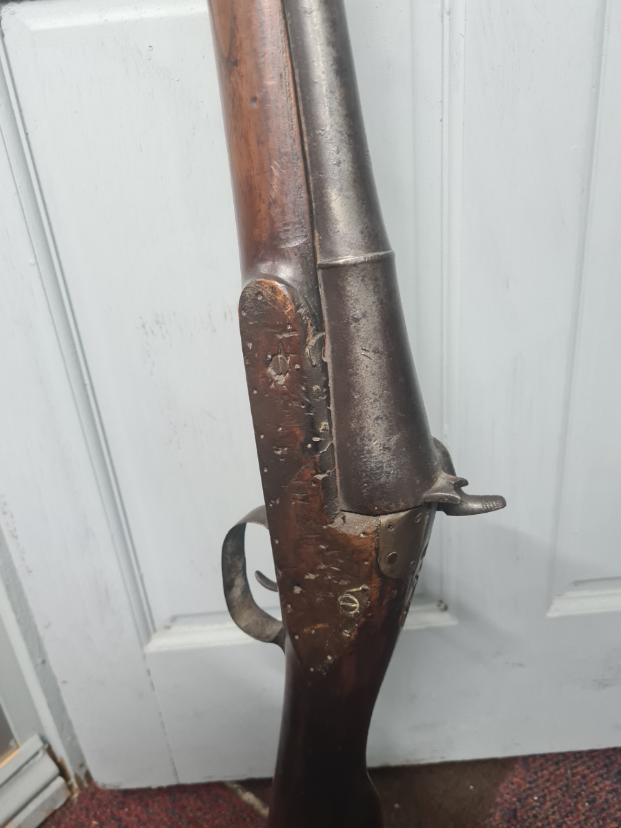 Discover our Indian 3 band percussion musket! Crudely made with a unique flared breech, 120cm long and a reliable mechanism. Don't wait, explore now!