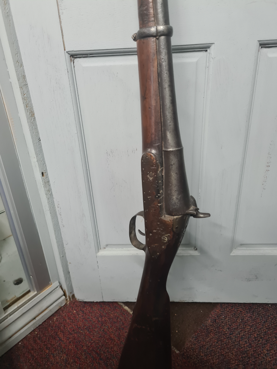 Discover our Indian 3 band percussion musket! Crudely made with a unique flared breech, 120cm long and a reliable mechanism. Don't wait, explore now!