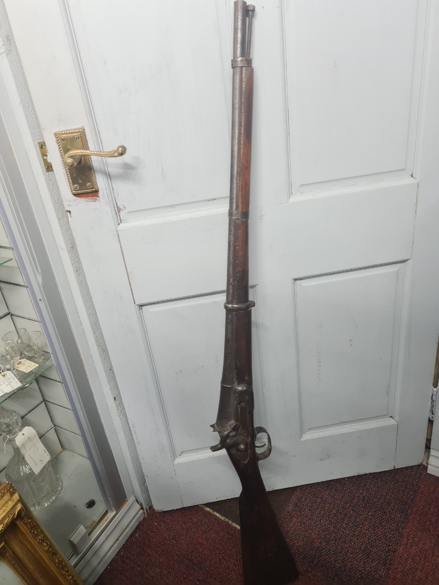 Discover our Indian 3 band percussion musket! Crudely made with a unique flared breech, 120cm long and a reliable mechanism. Don't wait, explore now!