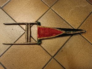 Discover our collection of Indian Katar daggers! Features include a 34cm double-edged blade, unique red & green velvet scabbard. Shop now and add authenticity to your collection!