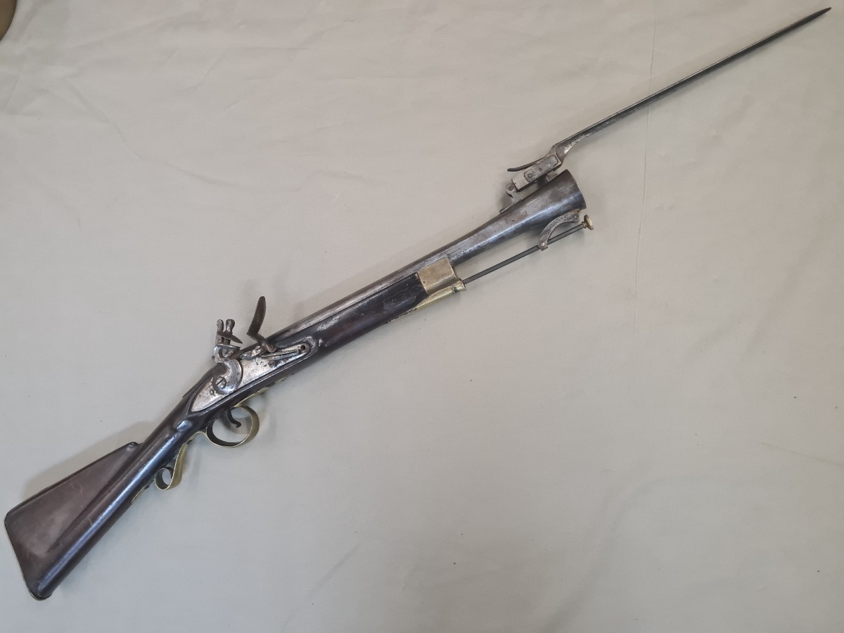 Discover our range of historic Irish Volunteers flintlock blunderbusses. Shop now to own a piece of Napoleonic war history. Highlight - steel barrel, good condition. Don't wait, order today!