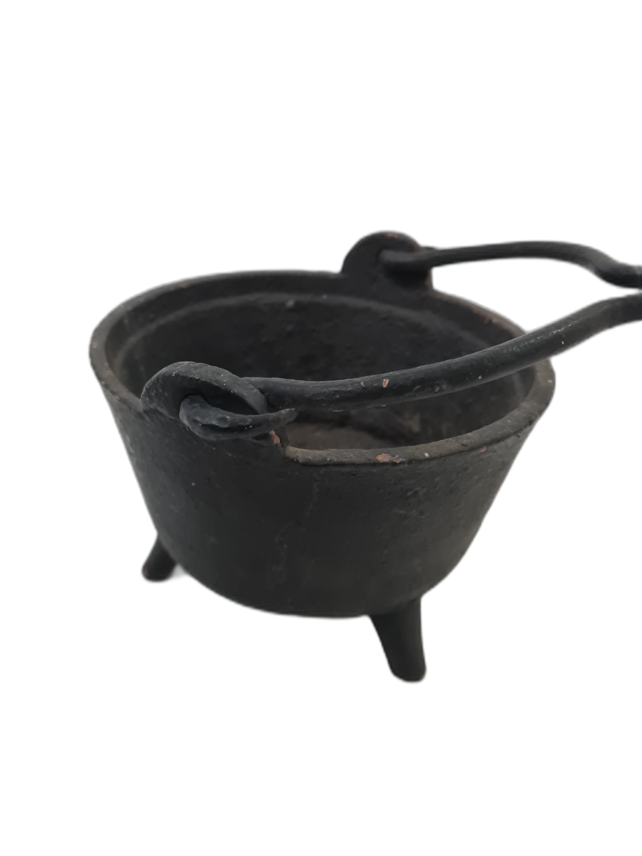 Explore our range of vintage Cast Iron three-legged cauldrons, perfect for your cooking experiences. Shop now to enjoy special discounts on our top-quality products!