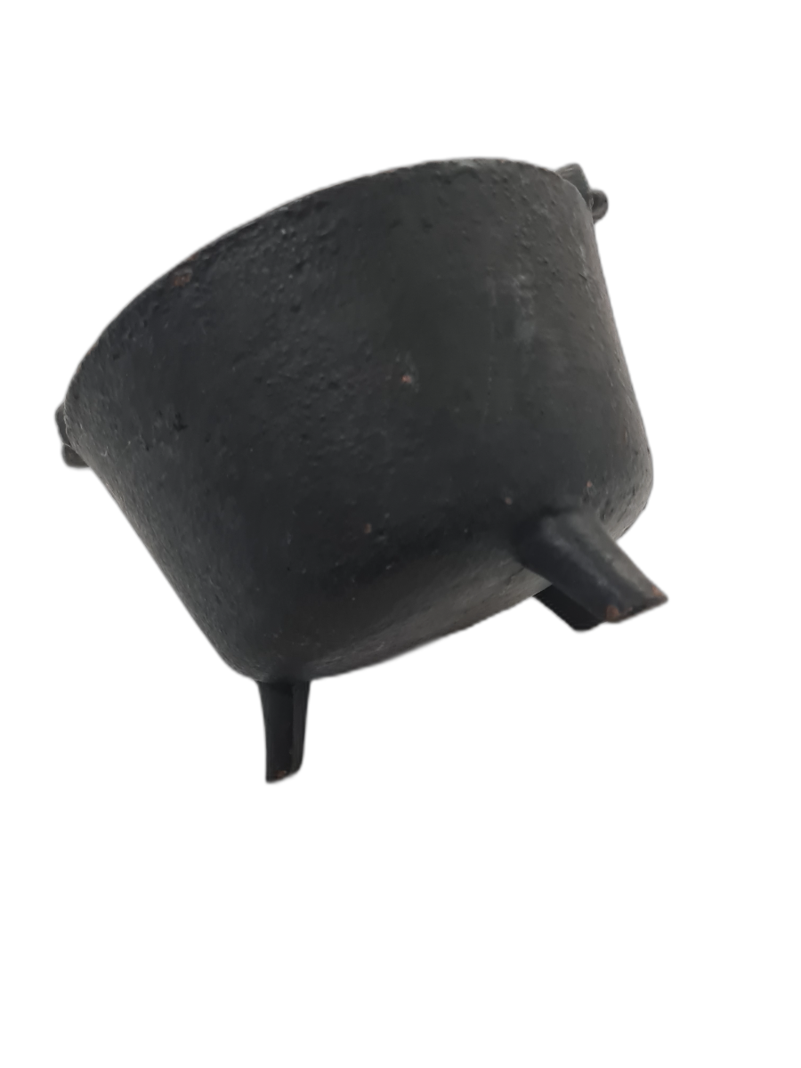 Explore our range of vintage Cast Iron three-legged cauldrons, perfect for your cooking experiences. Shop now to enjoy special discounts on our top-quality products!