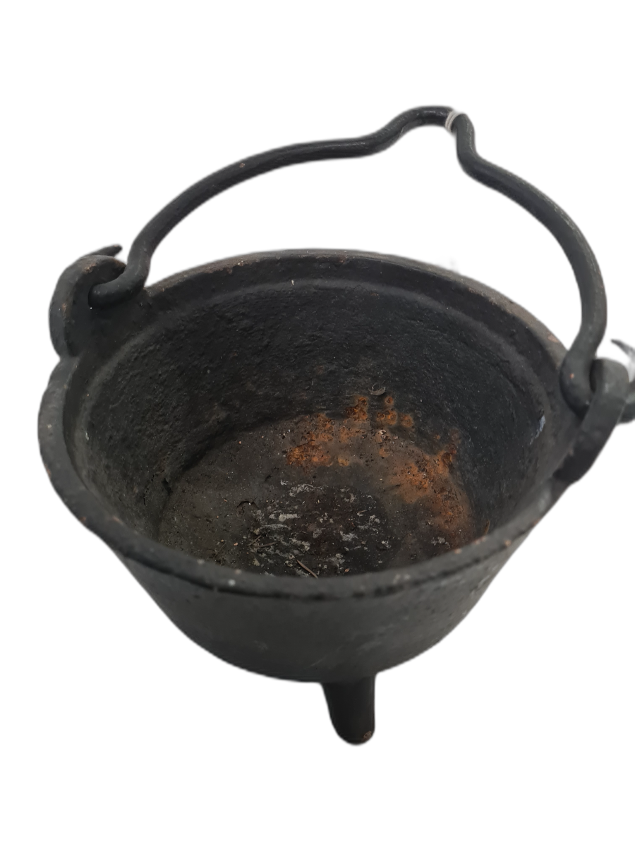 Explore our range of vintage Cast Iron three-legged cauldrons, perfect for your cooking experiences. Shop now to enjoy special discounts on our top-quality products!