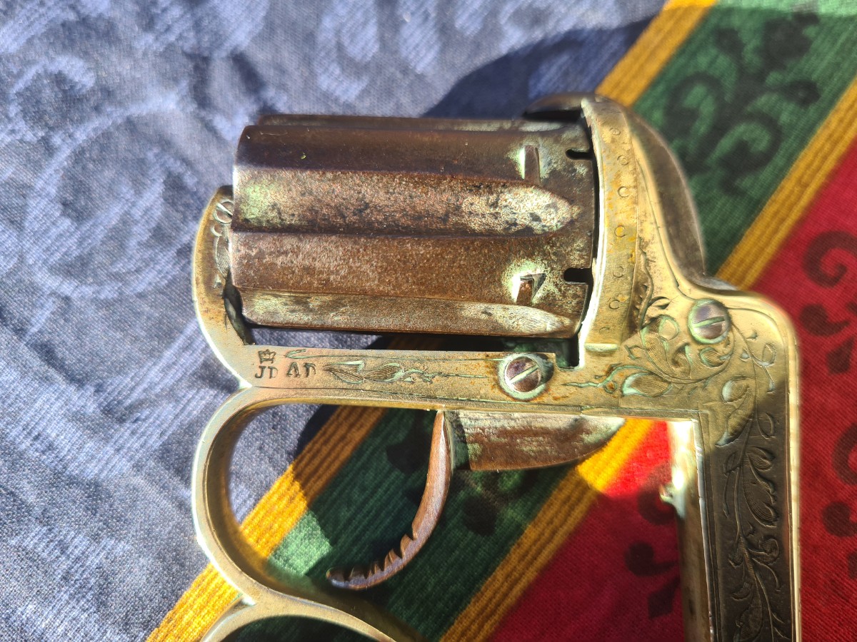 Discover the rare J Dehauxe knuckleduster apache revolver with fold-out knife from 1870. Excellent condition but lacks loading gate. Buy now!