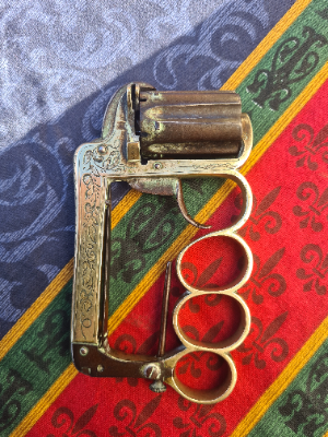 Discover the rare J Dehauxe knuckleduster apache revolver with fold-out knife from 1870. Excellent condition but lacks loading gate. Buy now!