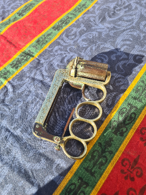 Discover the rare J Dehauxe knuckleduster apache revolver with fold-out knife from 1870. Excellent condition but lacks loading gate. Buy now!