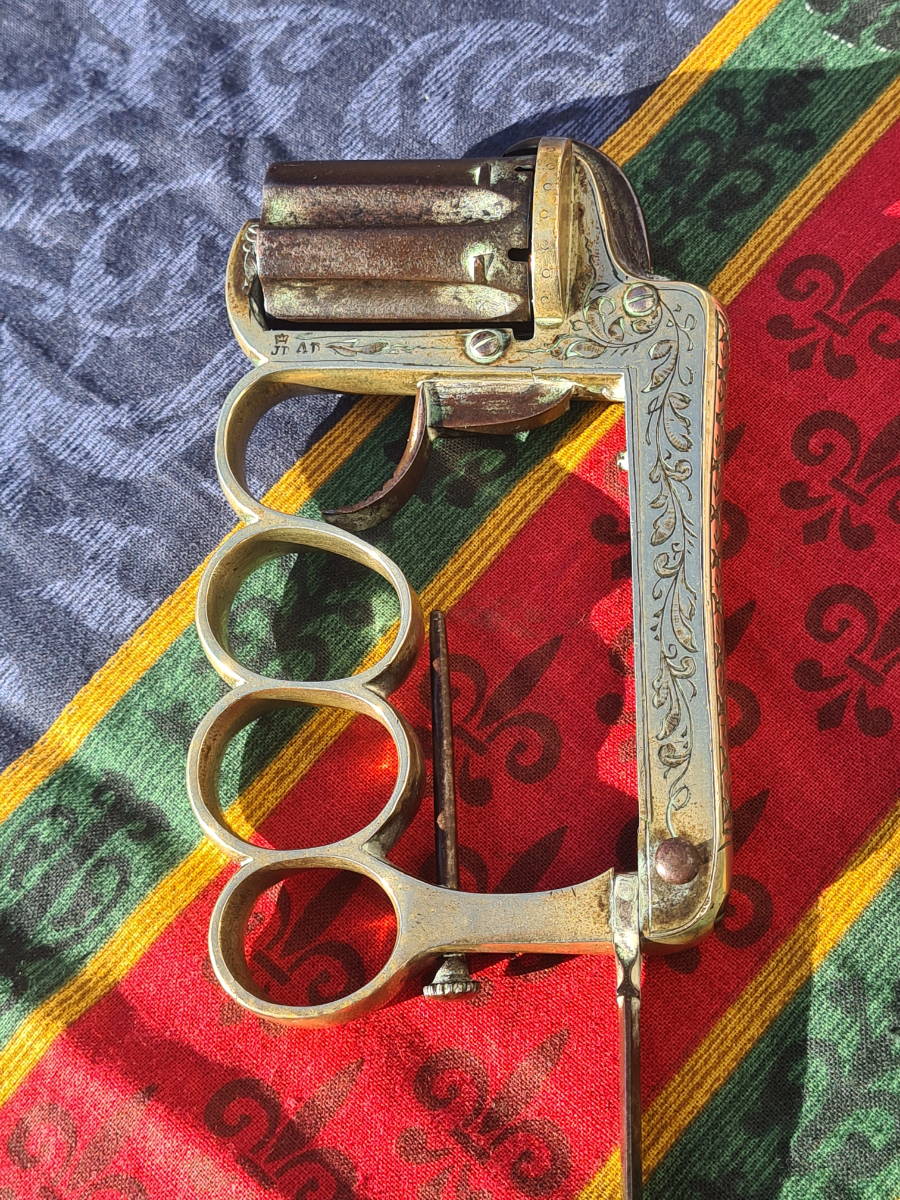 Discover the rare J Dehauxe knuckleduster apache revolver with fold-out knife from 1870. Excellent condition but lacks loading gate. Buy now!