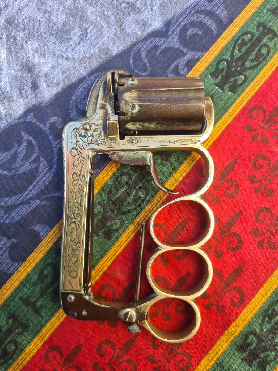 Discover the rare J Dehauxe knuckleduster apache revolver with fold-out knife from 1870. Excellent condition but lacks loading gate. Buy now!