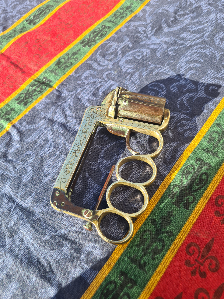 Discover the rare J Dehauxe knuckleduster apache revolver with fold-out knife from 1870. Excellent condition but lacks loading gate. Buy now!