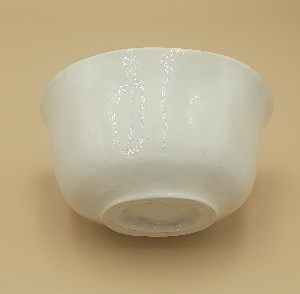 Experience the charm of classic elegance with our vintage jelly mould! Perfect for setting Jelly or Blanc-Mange with a delightful cherry motif. Buy now!