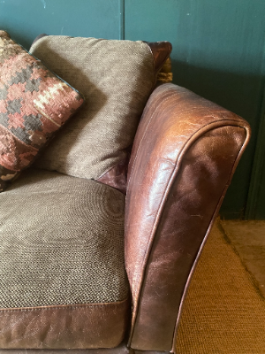 Large Antique Style Knowle Leather Settee 2 Seat Drop Arm Sofa + Kilim Cushions