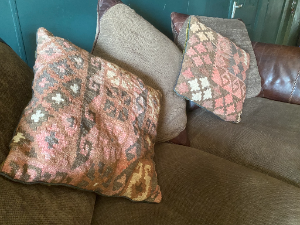 Large Antique Style Knowle Leather Settee 2 Seat Drop Arm Sofa + Kilim Cushions