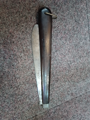 Discover our collection of 19th century novelty advertising knives from Osborne & Son. Admire their unique length of 66cm when open, 37cm when closed. Shop now!