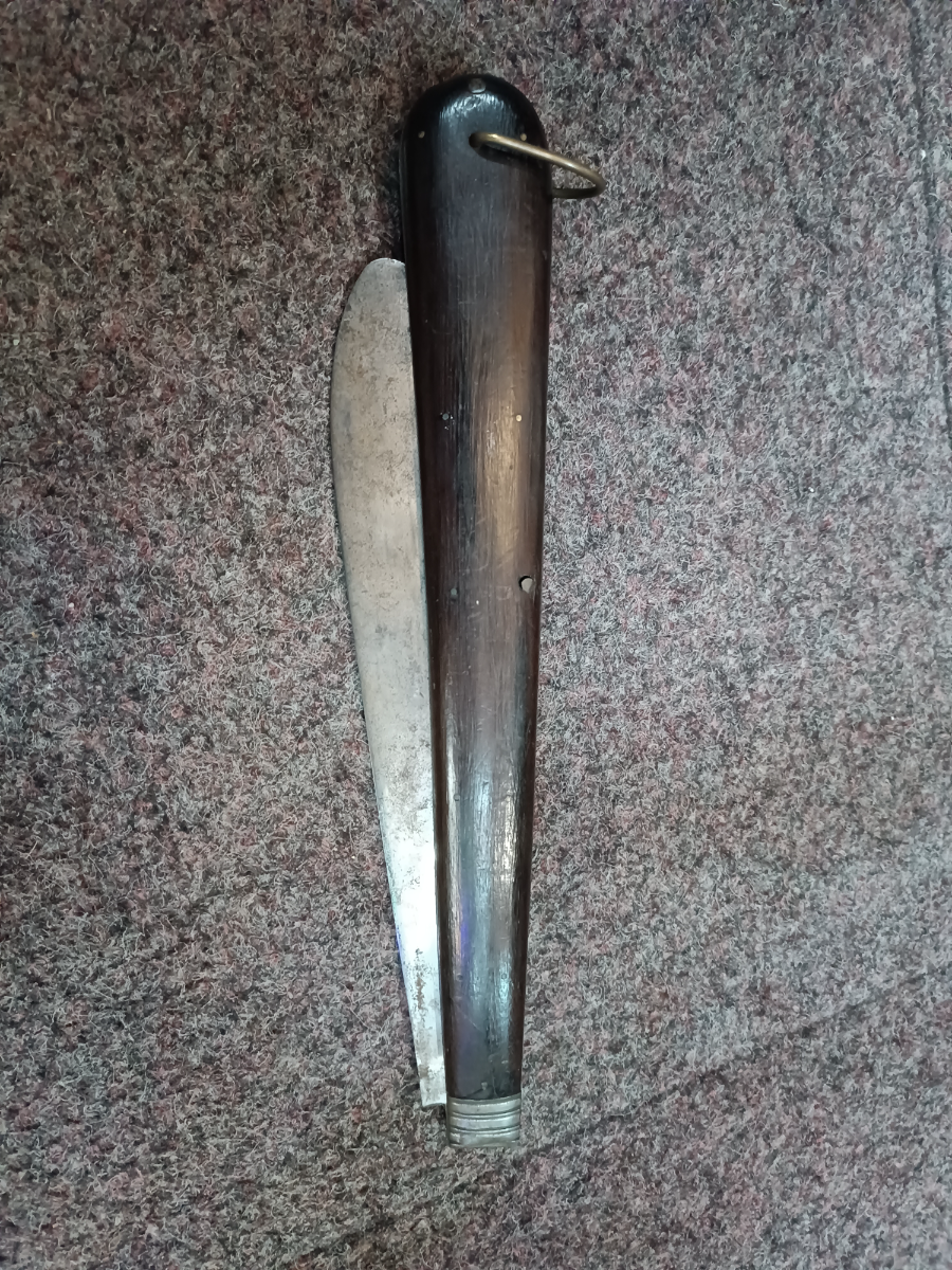 Discover our collection of 19th century novelty advertising knives from Osborne & Son. Admire their unique length of 66cm when open, 37cm when closed. Shop now!