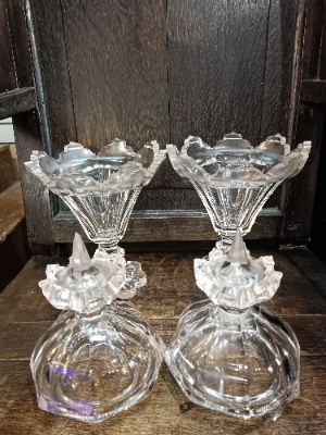 Discover our collection of large 19th century Pedestal bowls with covers. Admire their unique petal-edged foot and facet cut knop. Dazzle with a Van Dyke rim. Shop now and elevate your decor.