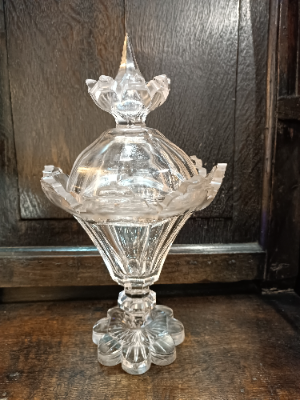 Discover our collection of large 19th century Pedestal bowls with covers. Admire their unique petal-edged foot and facet cut knop. Dazzle with a Van Dyke rim. Shop now and elevate your decor.