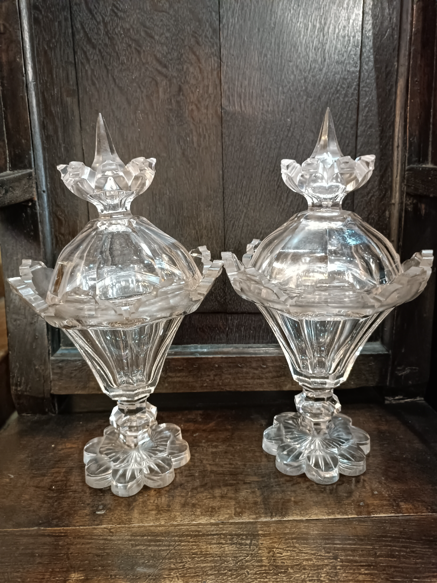 uploads/Large-Pair-Of-19th-Century-Pedestal-Bowls-And-Covers-2168b9723ce50ecaws.jpg
