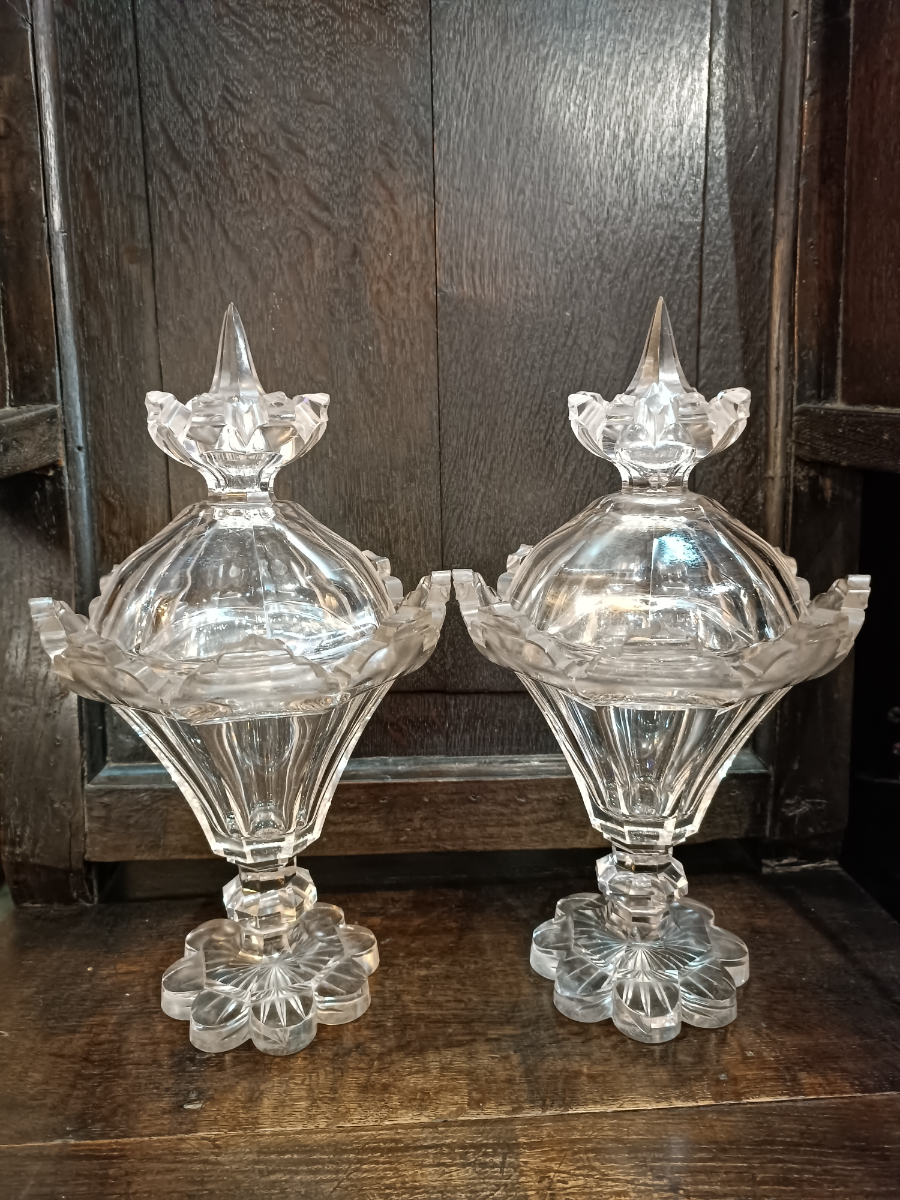 Discover our collection of large 19th century Pedestal bowls with covers. Admire their unique petal-edged foot and facet cut knop. Dazzle with a Van Dyke rim. Shop now and elevate your decor.