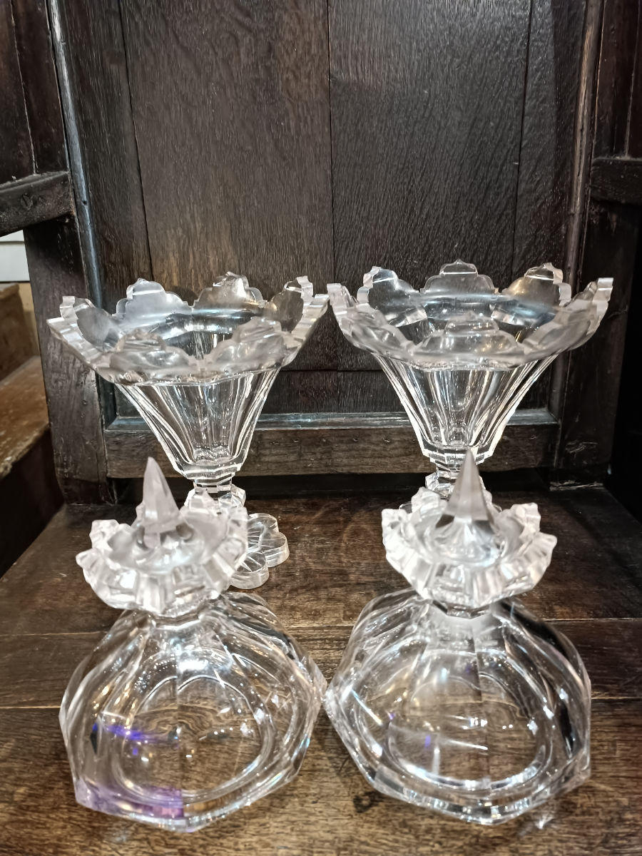 Discover our collection of large 19th century Pedestal bowls with covers. Admire their unique petal-edged foot and facet cut knop. Dazzle with a Van Dyke rim. Shop now and elevate your decor.