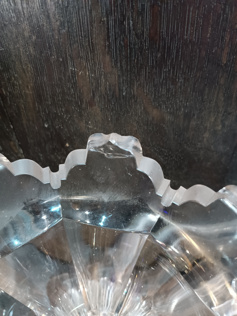 Discover our collection of large 19th century Pedestal bowls with covers. Admire their unique petal-edged foot and facet cut knop. Dazzle with a Van Dyke rim. Shop now and elevate your decor.