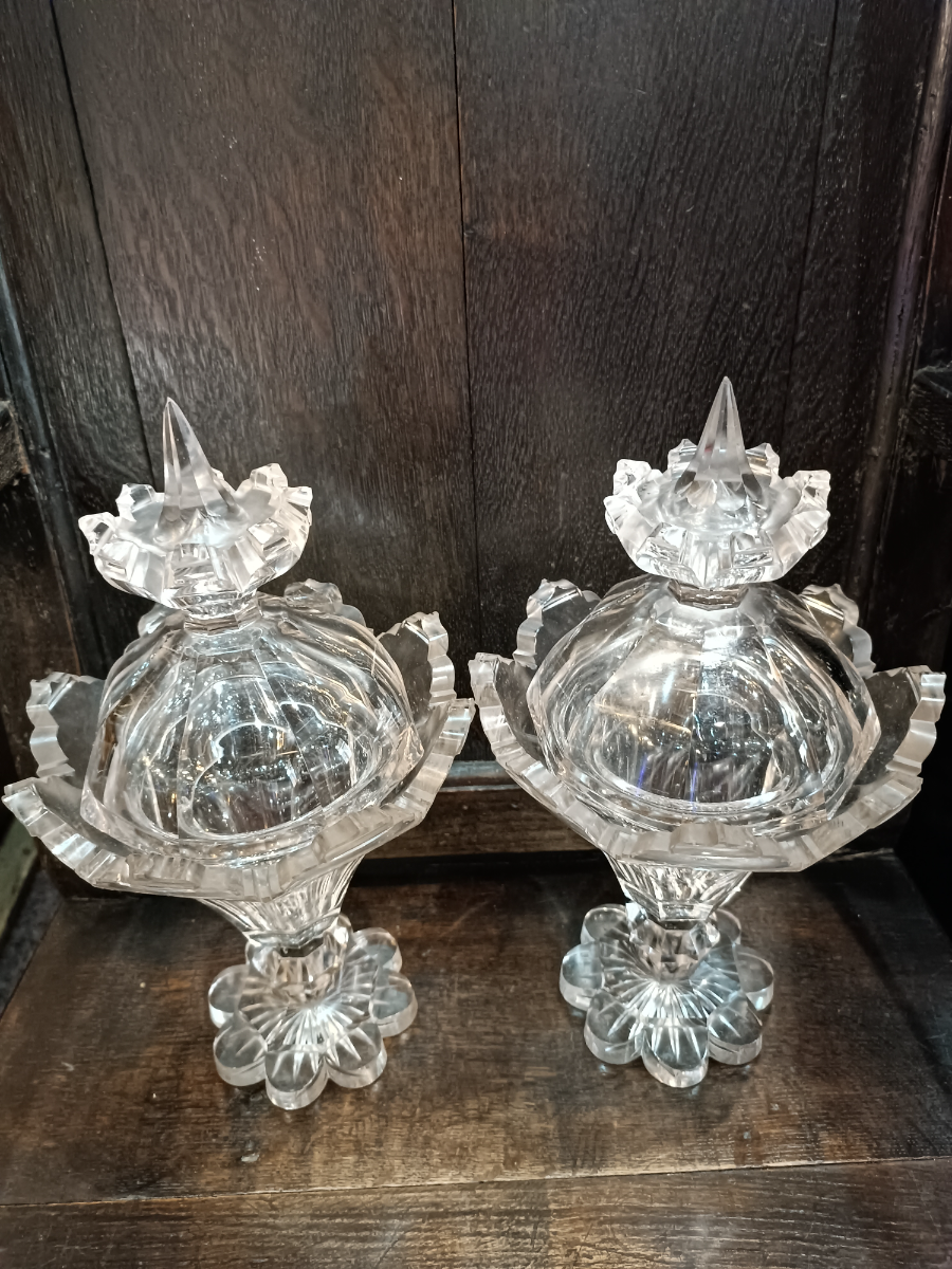 Discover our collection of large 19th century Pedestal bowls with covers. Admire their unique petal-edged foot and facet cut knop. Dazzle with a Van Dyke rim. Shop now and elevate your decor.