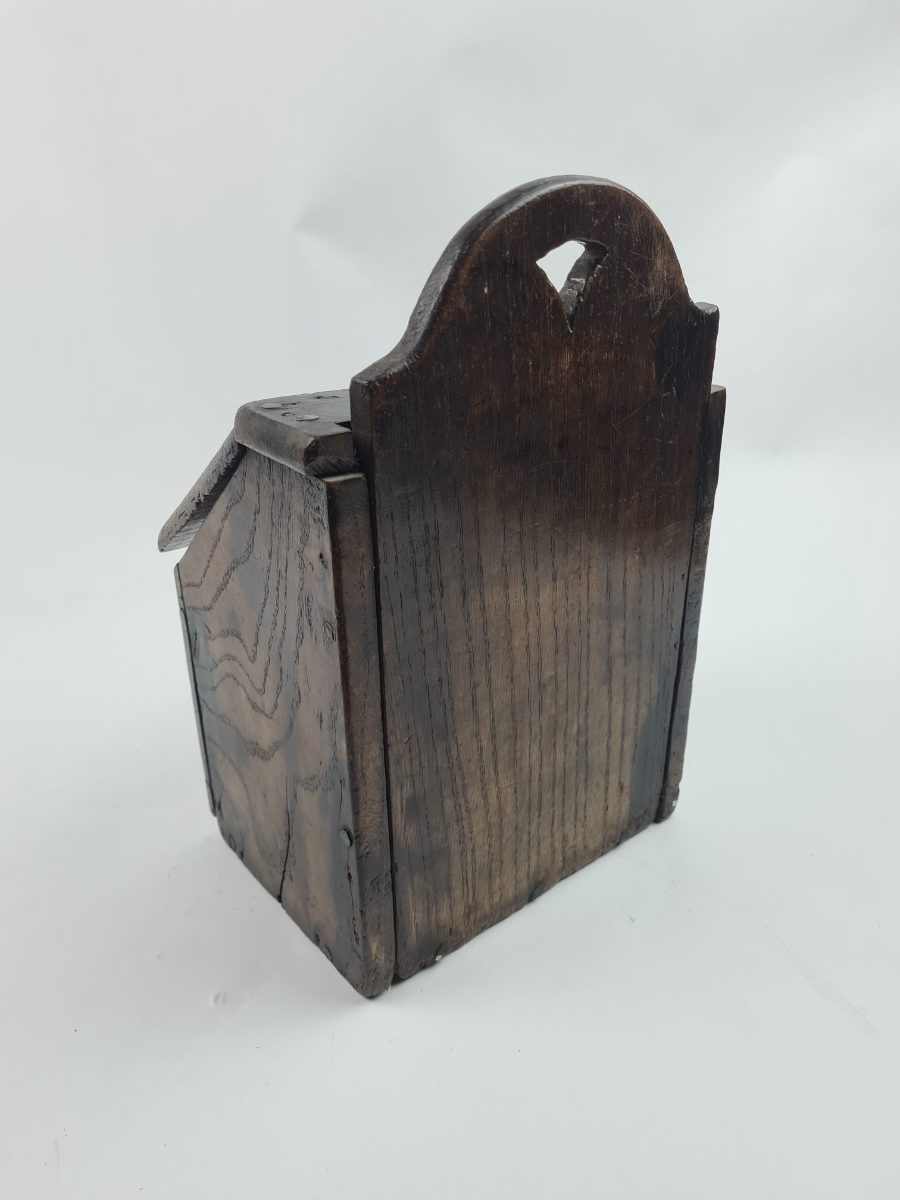Discover our collection of antique oak candlestick boxes from the late 17th to early 18th century, in good condition! Size: 32x19x15 cm. Shop now.