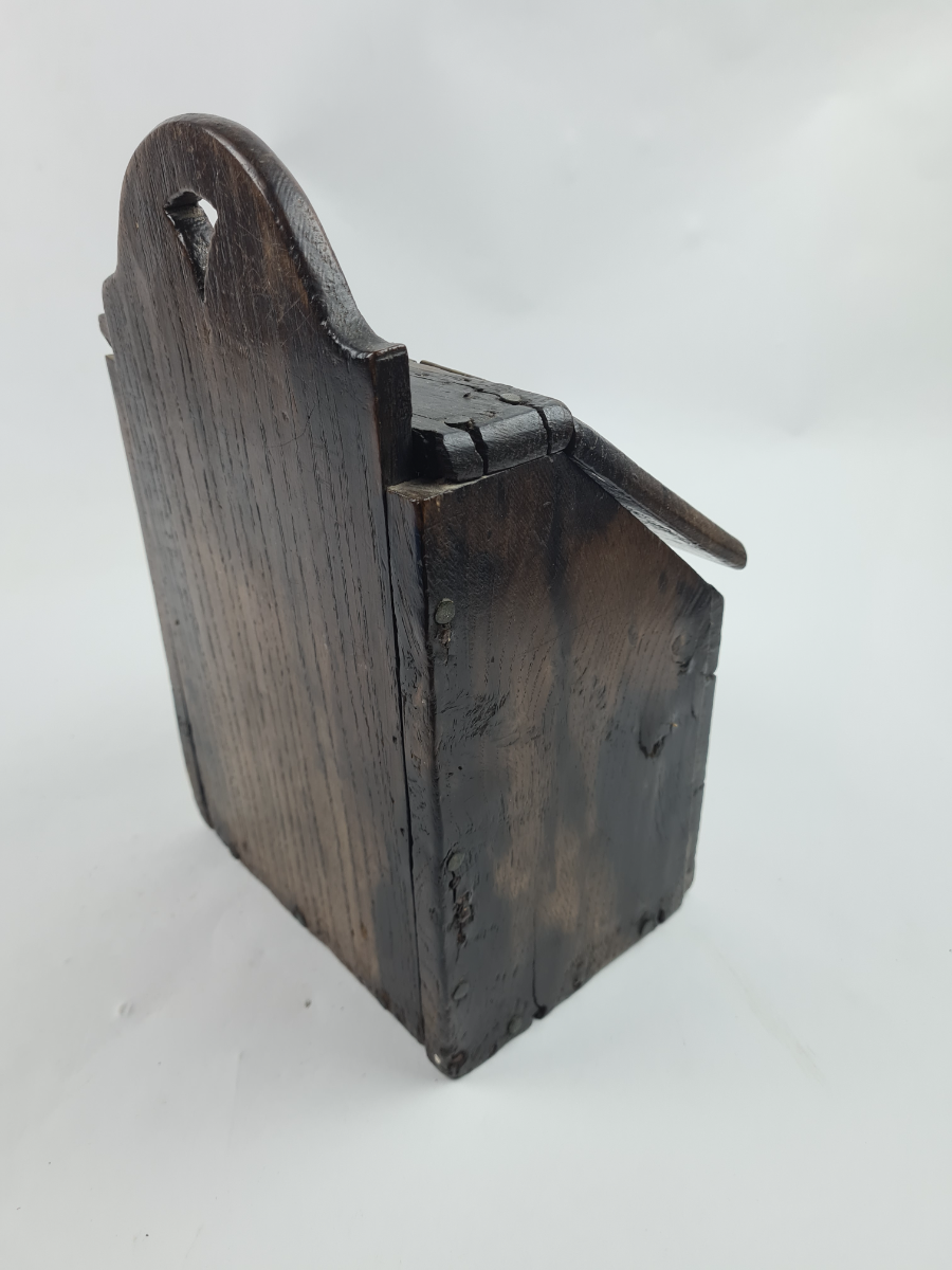 Discover our collection of antique oak candlestick boxes from the late 17th to early 18th century, in good condition! Size: 32x19x15 cm. Shop now.