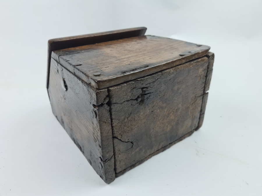 Discover our collection of antique oak candlestick boxes from the late 17th to early 18th century, in good condition! Size: 32x19x15 cm. Shop now.