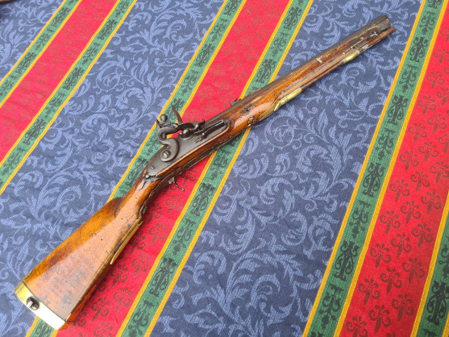 Discover our late 18th-century sporting rifle, minus trigger guard and removable shoulder stock. Act now and add this unique piece to your antique firearm collection!