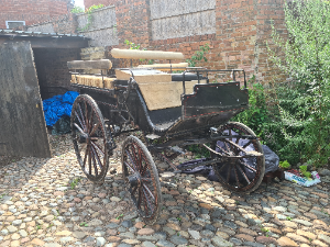 Discover our late Victorian wagonet from the 1890s! Enjoy a vintage ride with its good condition, rubber tires and brakes. Explore now and step back in time!