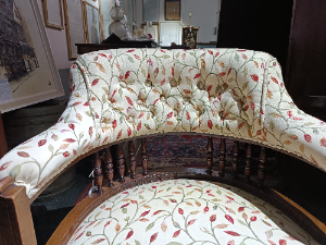 Discover our Victorian-era mahogany tub armchair featuring unique spindle backs and intricate carvings. Act now and add a touch of elegance to your space!