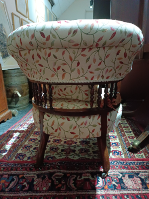 Discover our Victorian-era mahogany tub armchair featuring unique spindle backs and intricate carvings. Act now and add a touch of elegance to your space!