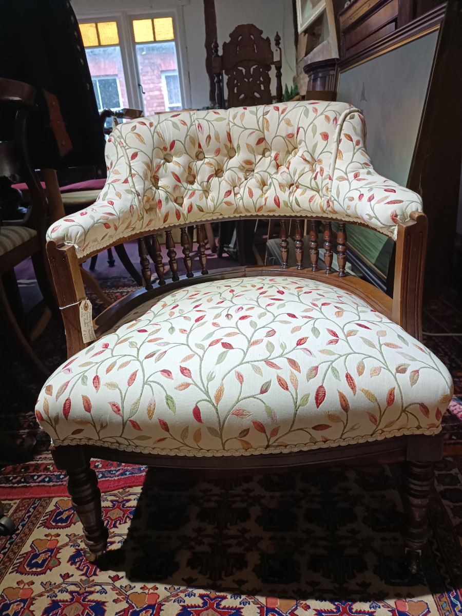 Discover our Victorian-era mahogany tub armchair featuring unique spindle backs and intricate carvings. Act now and add a touch of elegance to your space!