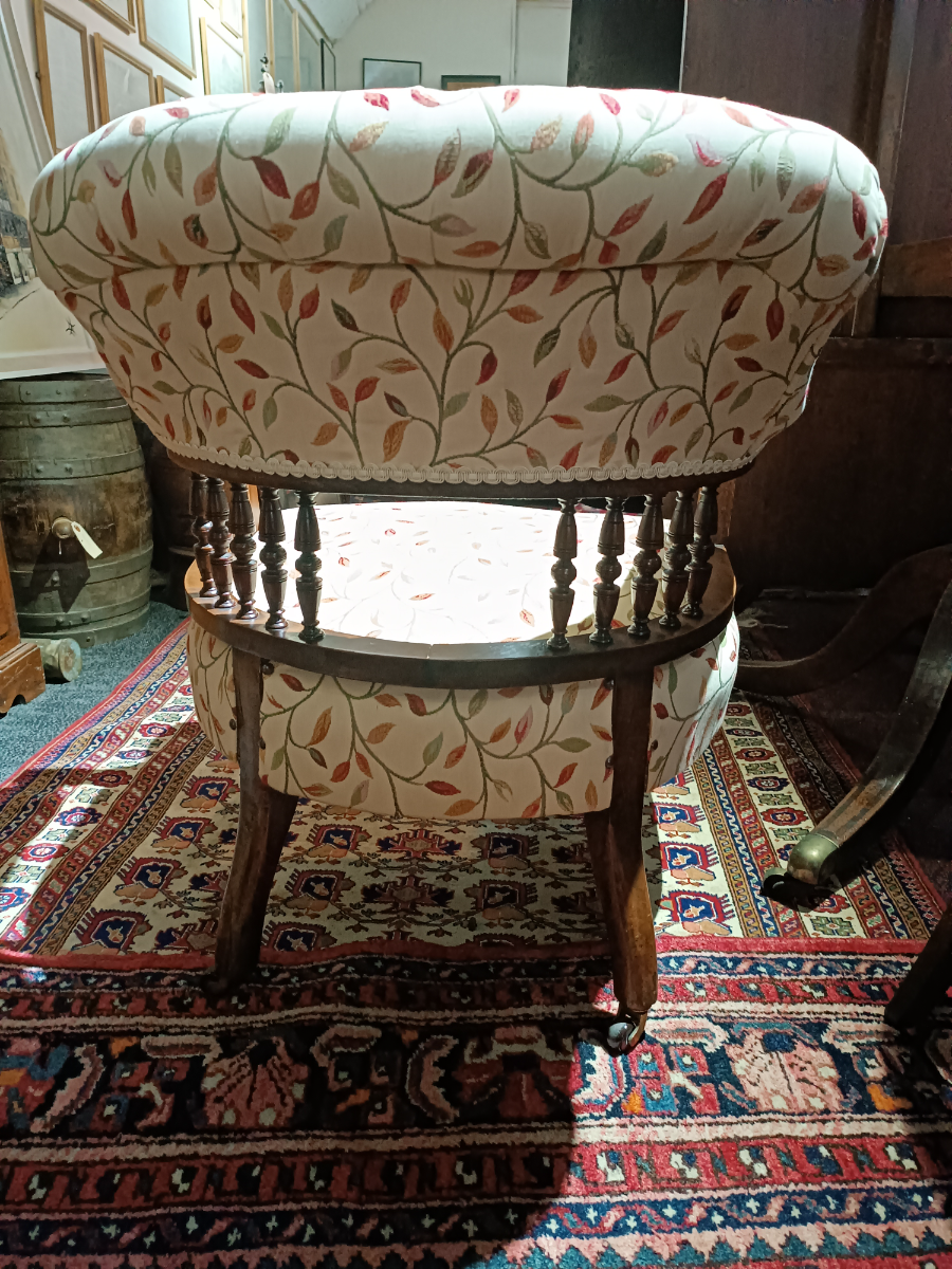 Discover our Victorian-era mahogany tub armchair featuring unique spindle backs and intricate carvings. Act now and add a touch of elegance to your space!