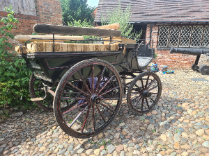 Discover our late Victorian wagonet from the 1890s! Enjoy a vintage ride with its good condition, rubber tires and brakes. Explore now and step back in time!