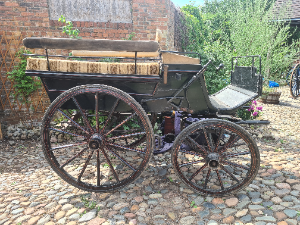 Discover our late Victorian wagonet from the 1890s! Enjoy a vintage ride with its good condition, rubber tires and brakes. Explore now and step back in time!
