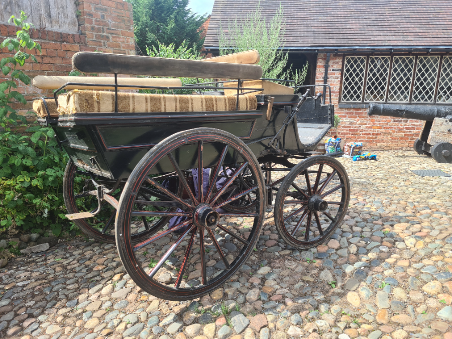 Discover our late Victorian wagonet from the 1890s! Enjoy a vintage ride with its good condition, rubber tires and brakes. Explore now and step back in time!