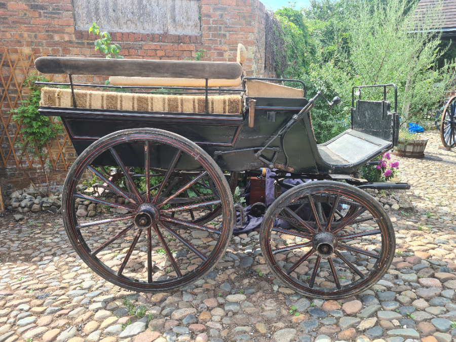 Discover our late Victorian wagonet from the 1890s! Enjoy a vintage ride with its good condition, rubber tires and brakes. Explore now and step back in time!