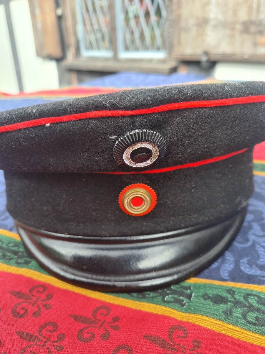 Discover our M1910 German Visor Cap from the Pioneer Reserve or Motorised Regiment. Authentic and historical, shop now for this unique collector's item.