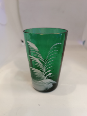 Discover the exquisite Mary Gregory emerald green shot tumbler glass. Perfect condition and featuring a unique design. Dive into antique elegance now.